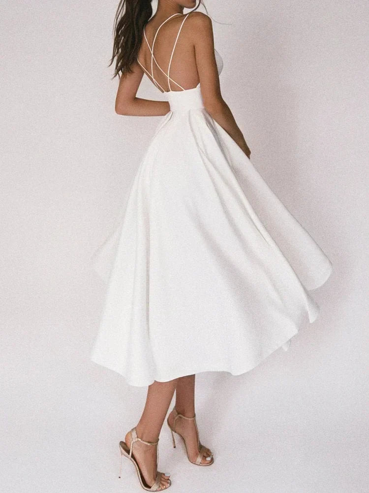 Elegant strapless dress with V-neckline