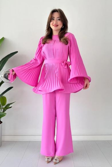 Top and pants with pleats and flared shape