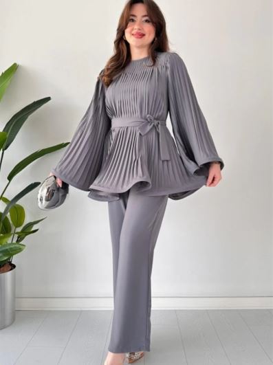 Top and pants with pleats and flared shape