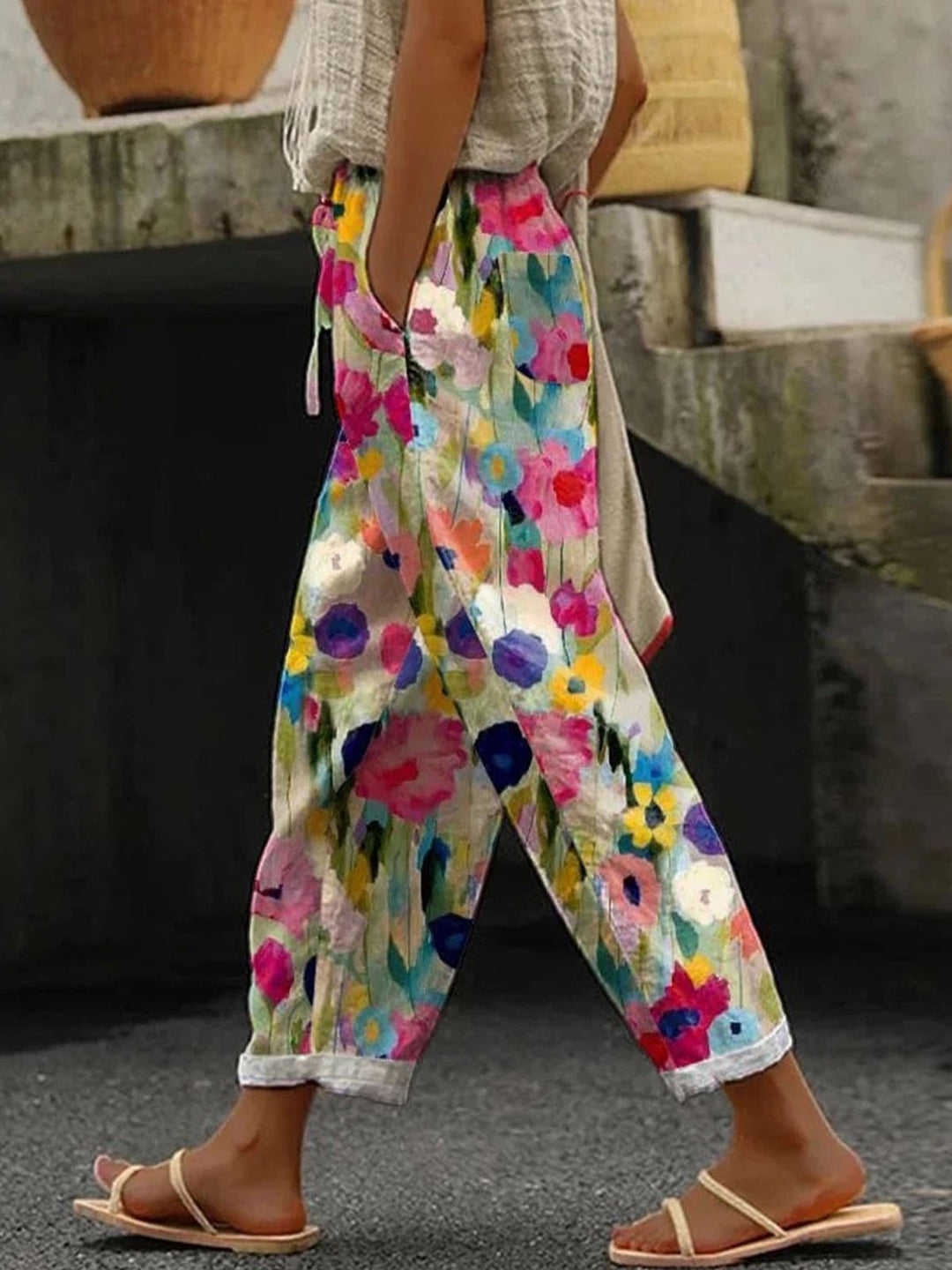 Women's pants with floral print and pockets