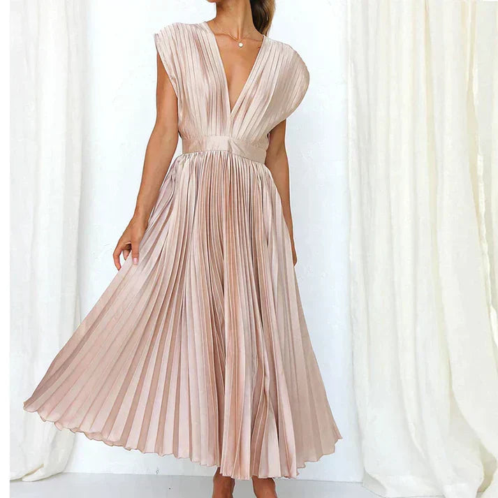LP | Maxi dress with v-neck and pleats.