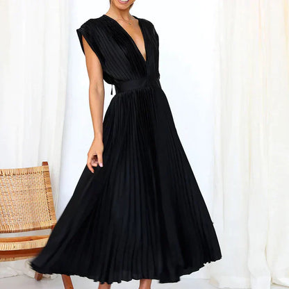 LP | Maxi dress with v-neck and pleats.