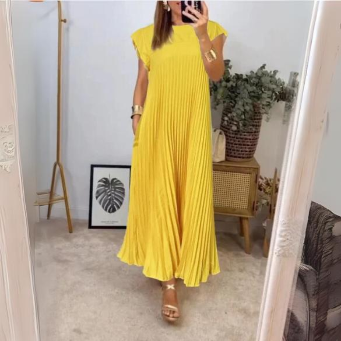 Light and elegant pleated dress
