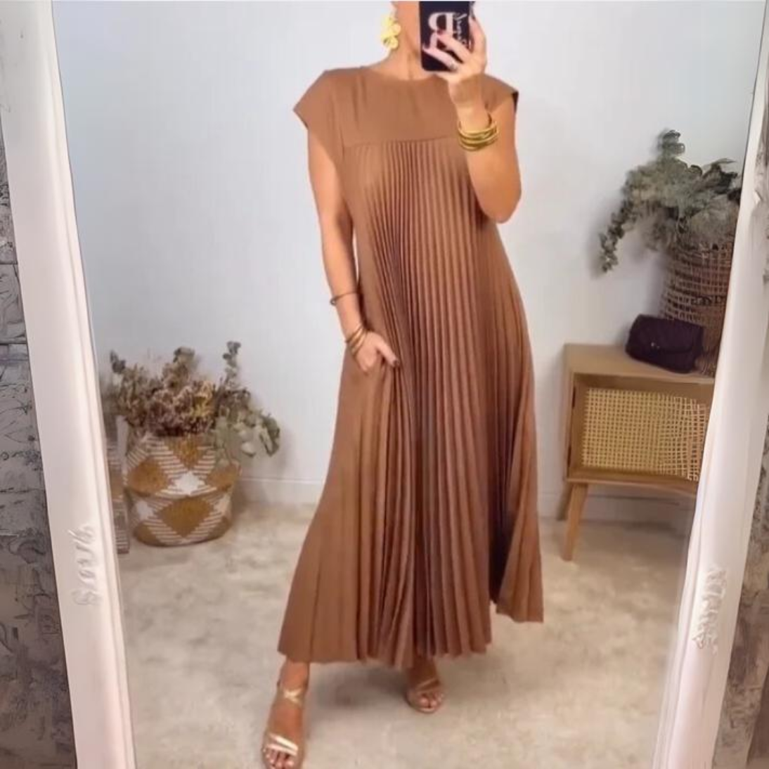 Light and elegant pleated dress