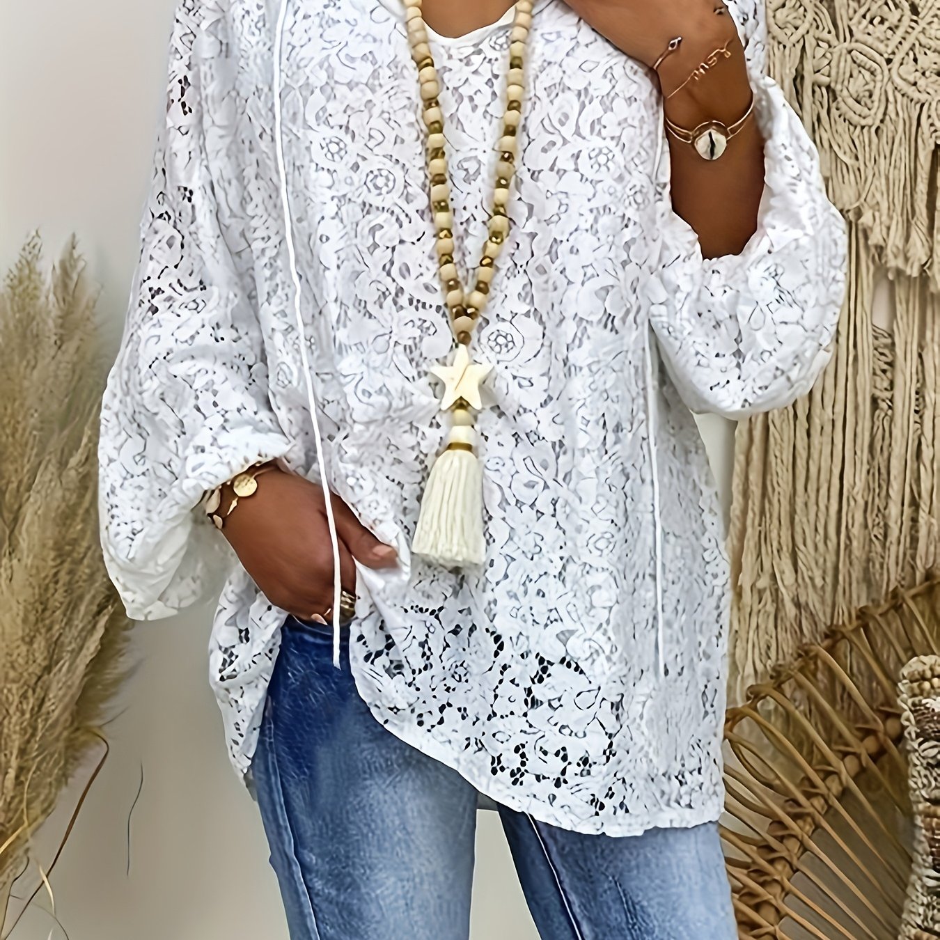 Blouse - Long sleeves and lace details