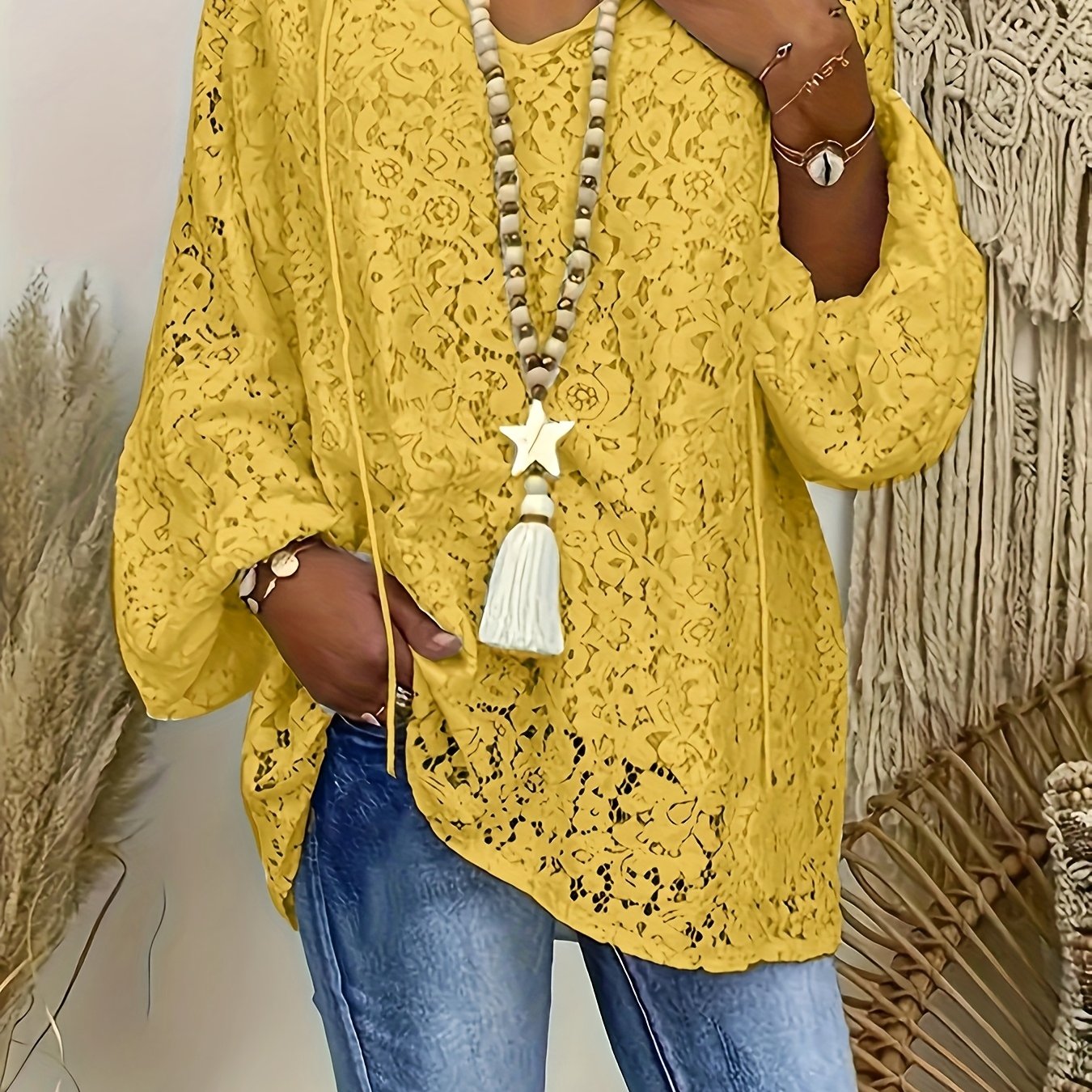 Blouse - Long sleeves and lace details