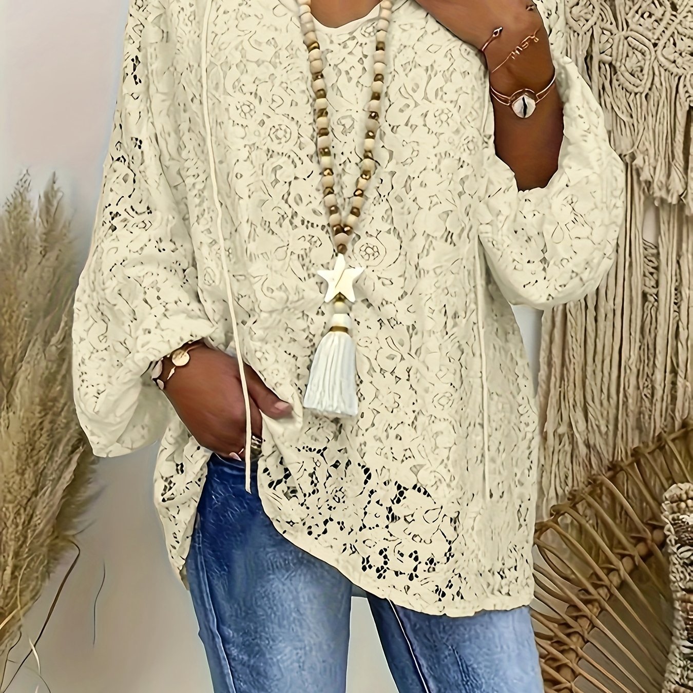 Blouse - Long sleeves and lace details
