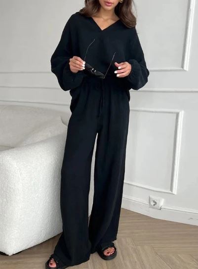 Two-piece ensemble consisting of top and pants-casual and wide-cut