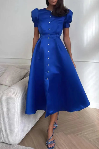 LP | Elegant a-line dress with O-neckline, short sleeves and buckle closure.
