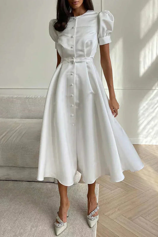 LP | Elegant a-line dress with O-neckline, short sleeves and buckle closure.
