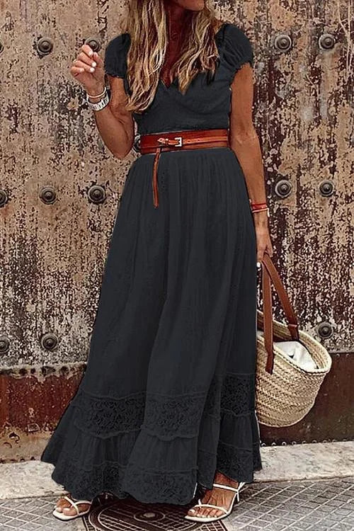 LP | Maxi lace dress with V-neck and short sleeves.