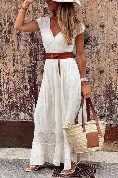 LP | Maxi lace dress with V-neck and short sleeves.