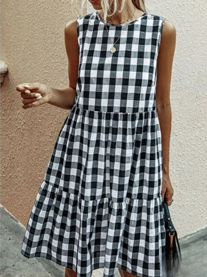 LP | Women's fitted dress with fashionable round neckline and pastel plaid skirt