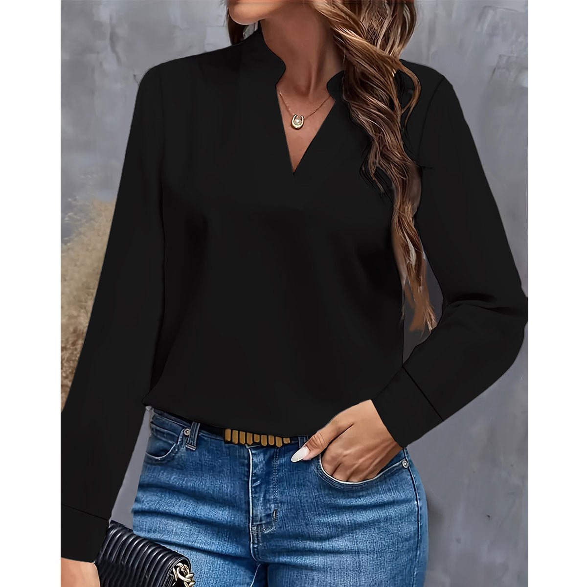 Loose-fitting shirt - V-neck and comfortable fit
