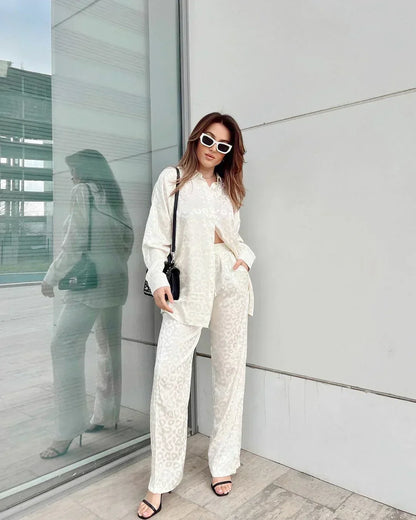 Beatrice - Elegant blouse with single row of buttons and wide-leg pants