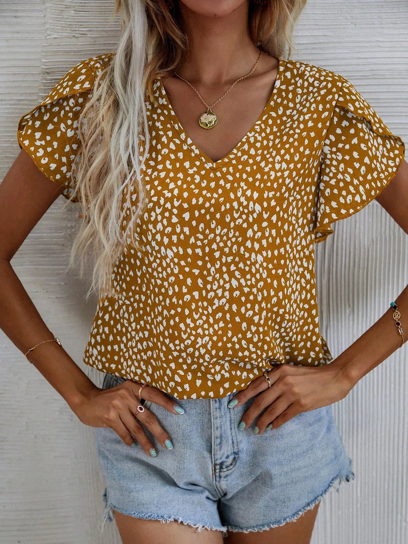 LP | Short-sleeved summer blouse with slim fit and no collar