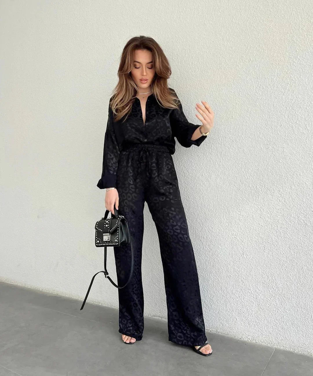 Beatrice - Elegant blouse with single row of buttons and wide-leg pants