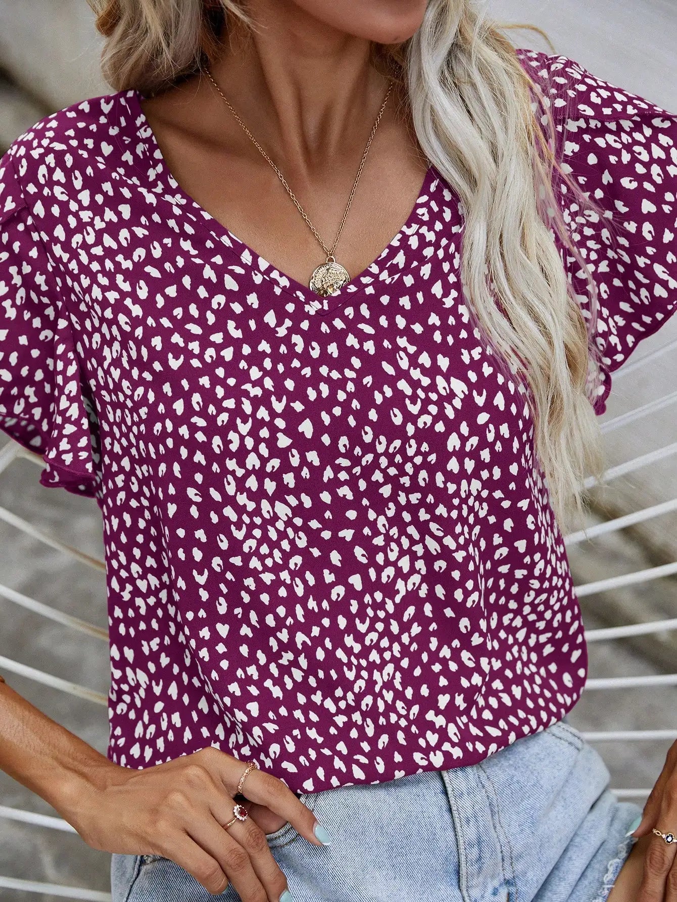 LP | Short-sleeved summer blouse with slim fit and no collar