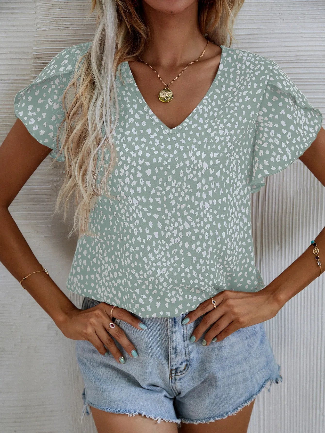 LP | Short-sleeved summer blouse with slim fit and no collar