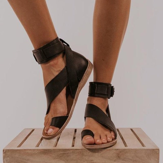 Cm | sandals with crossover strap and toe ring