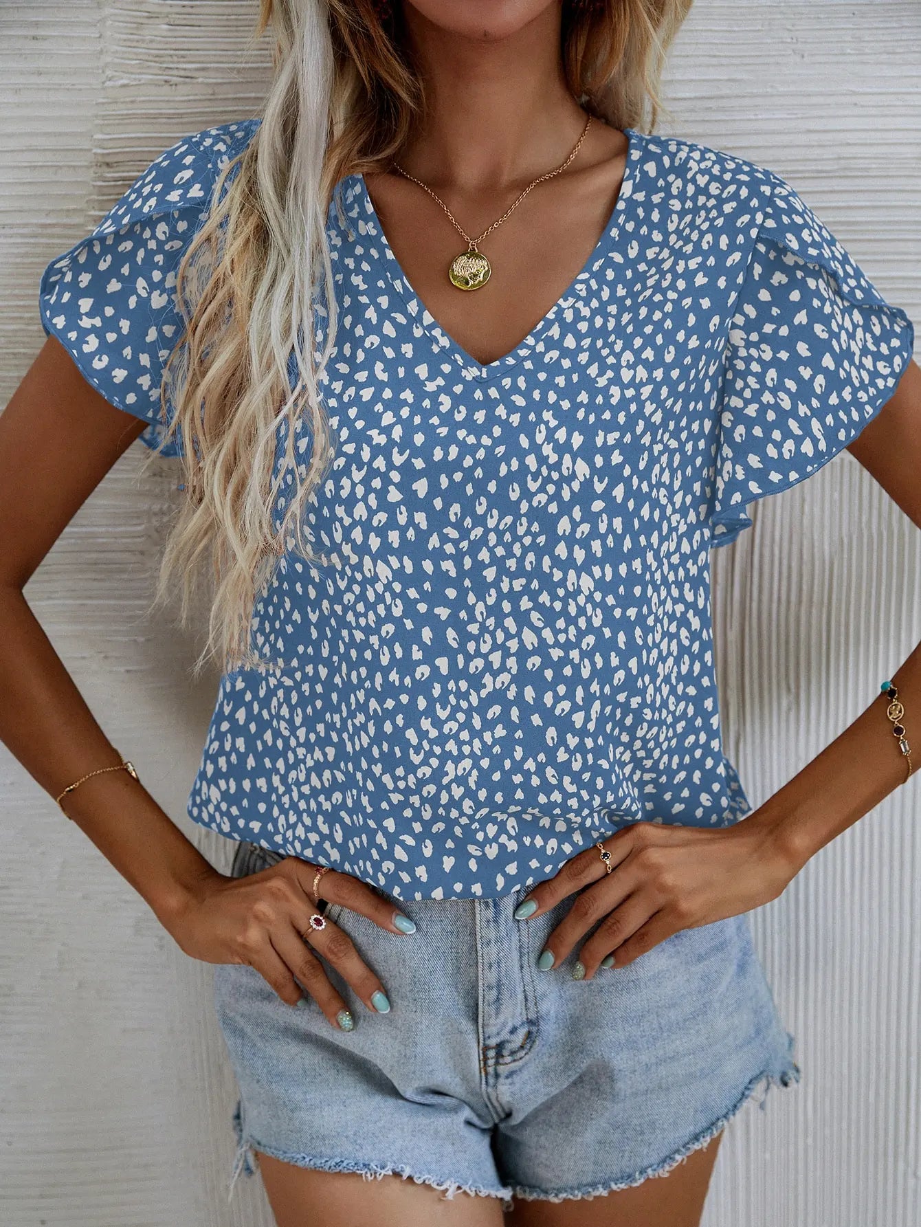 LP | Short-sleeved summer blouse with slim fit and no collar