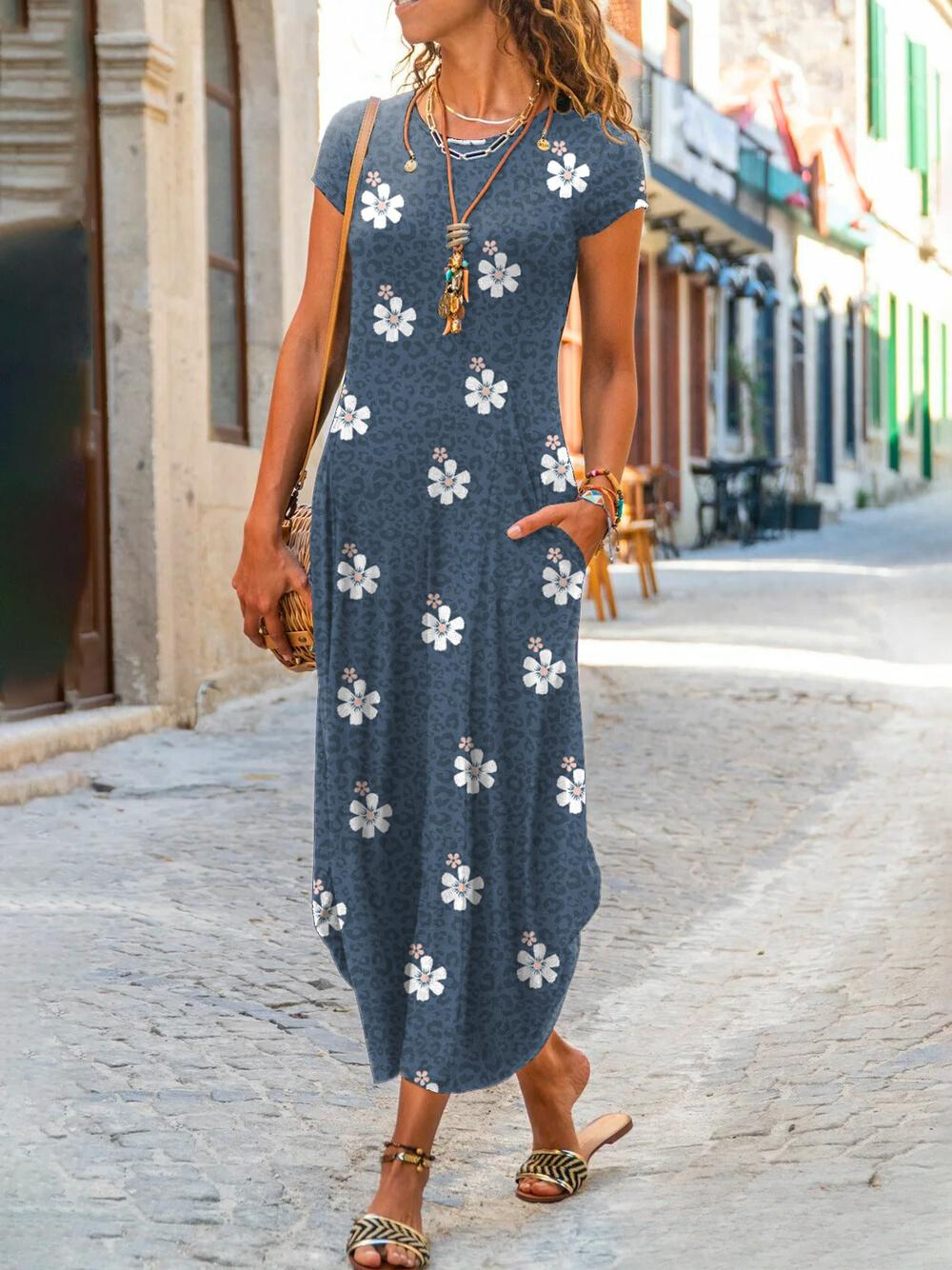 LP | Floral dress with short sleeves, round neckline and oversized seams
