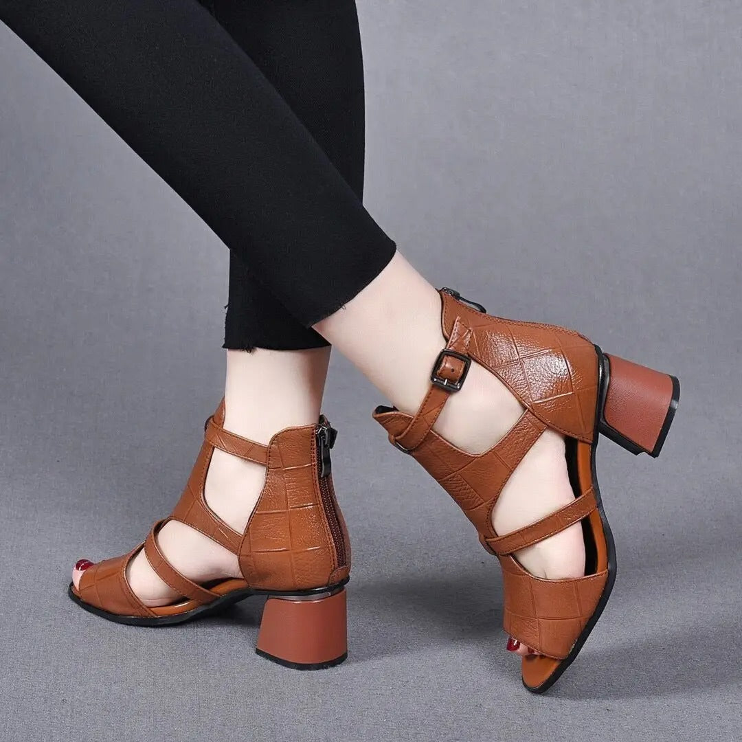LP | Shoes with chunky heel and adjustable strap